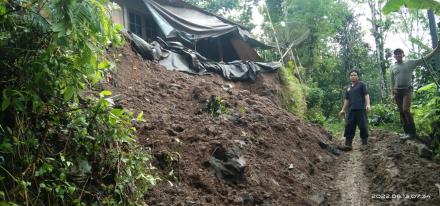 Senderan Rumah Warga  Jebol Akibat Guyuran Hujan Deras Yang Melanda Desa Sepang.